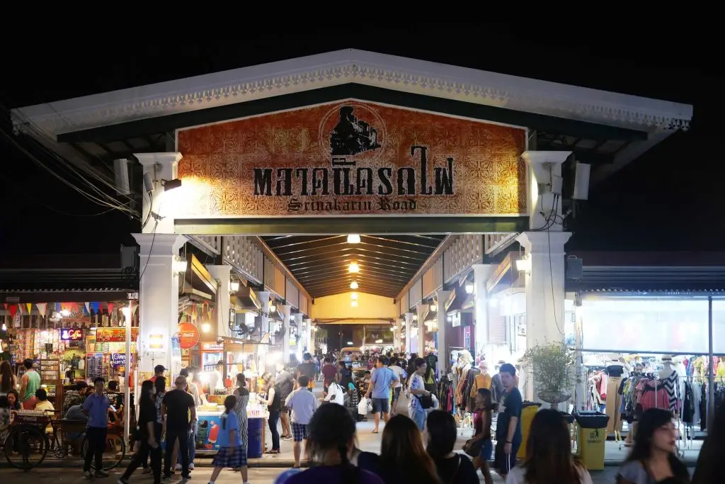 Srinagarindra-Train-Night-Market-(Phra-Khanong)
